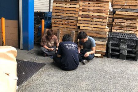 休憩時間は集まってゲーム。の写真。笑